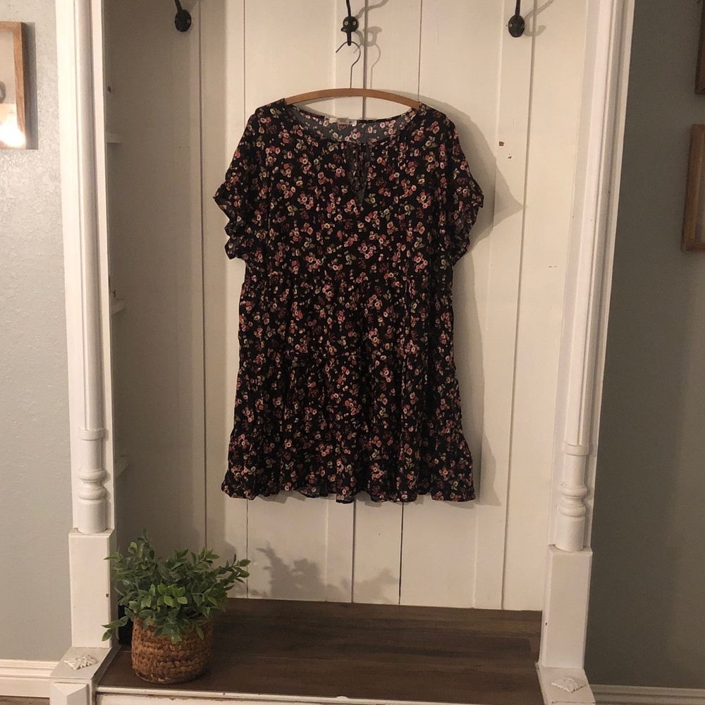 Floral Black baby doll  Dress shorter or can be worn with leggings. New no tags